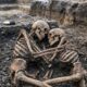 Esqueletos abraçados da Era do Gelo guardaram segredo por 12 mil anos até o DNA revelar a verdade