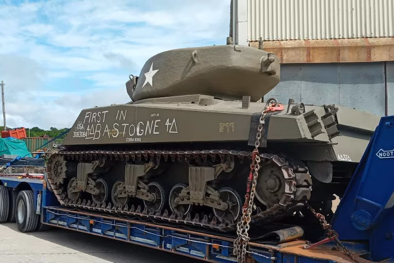 Mais de 80 anos após os combates, o lendário tanque aliado protagonizou uma travessia histórica desde a Segunda Guerra Mundial