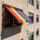 Morador coloca um toldo na janela para aliviar o calor, mas a mudança externa acaba virando briga no condomínio