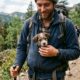 Cachorrinho de rua se aconchega no moletom de caminhante e encontra uma nova família