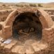 Corpo de jovem de 5.000 anos encontrado em forno de barro intriga arqueólogos e levanta suspeita de sacrifício