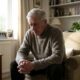A psicologia afirma que muitos homens chegam aos 60 tentando entender emoções que aprenderam a silenciar a vida inteira