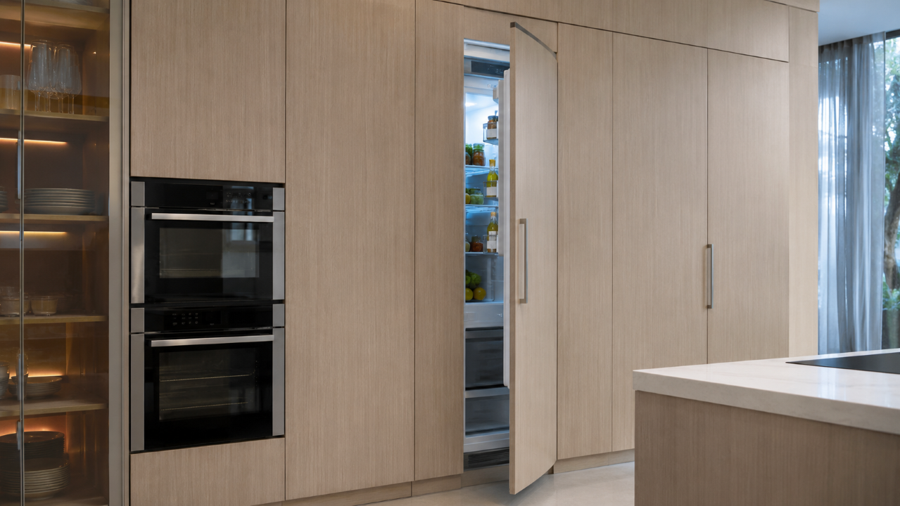Adeus geladeira à mostra: a tendência que está deixando cozinhas modernas muito mais elegantes