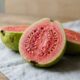 Os benefícios da goiaba vão muito além da vitamina C, e um deles ainda é pouco conhecido por quem consome a fruta