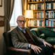 Citação do dia do famoso psicólogo americano Albert Ellis: "Os melhores anos da sua vida são aqueles em que você decide que seus problemas são seus."
