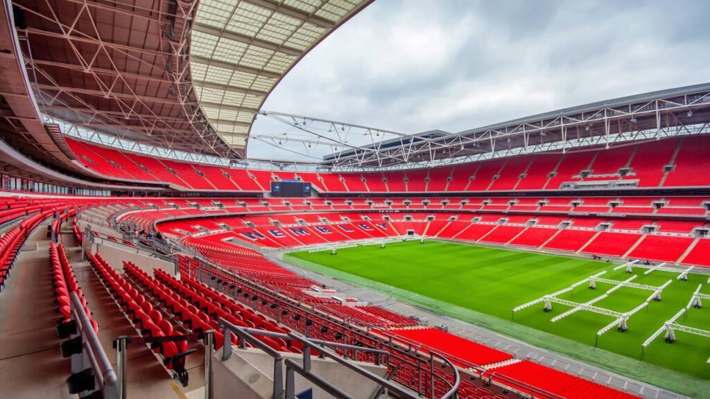 Wembley e Camp Nou despontam como favoritos para ser a sede da final da Champions