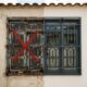 Como renovar uma janela de ferro descascada e deixar a fachada com aparência de casa bem conservada