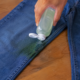 Como tirar mancha de grama do jeans sem estragar a peça usando truques simples de casa