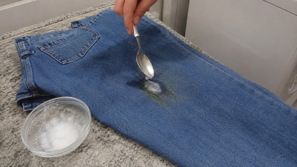 Como tirar mancha de grama do jeans sem estragar a peça usando truques simples de casa