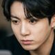 Provérbio coreano do dia e conselho de Jungkook: "Você vai se arrepender um dia se não der o seu melhor agora. Não pense que é tarde demais." A lição sobre não esperar o momento perfeito para começar