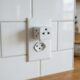 O erro perigoso que todo mundo comete ao usar o adaptador de tomada na cozinha
