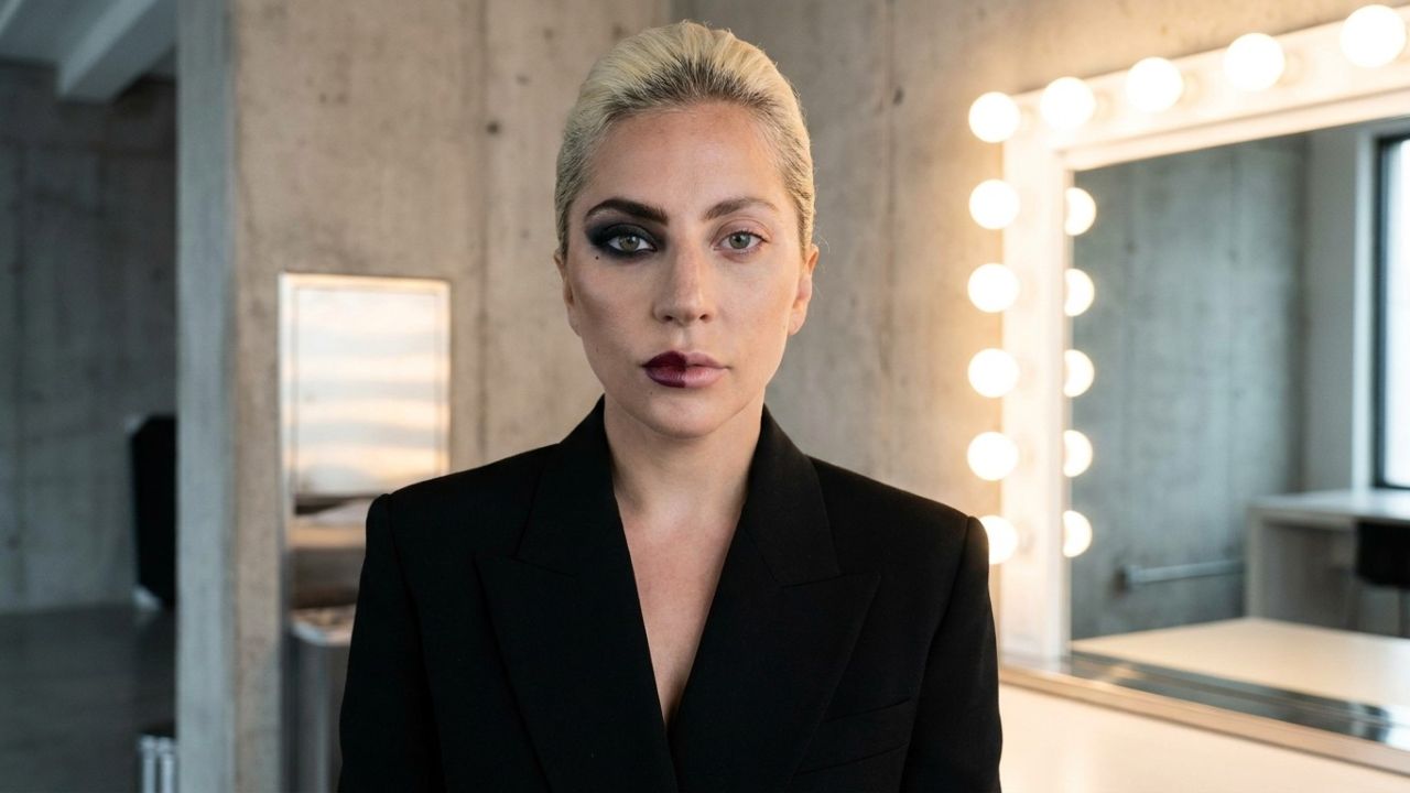 Frase do dia de Lady Gaga: "Esteja eu usando muita maquiagem ou nenhuma, por dentro sou sempre a mesma pessoa." Um ensinamento sobre autenticidade