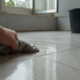 Casa fechada no frio? O vinagre pode ajudar na limpeza do piso quando usado do jeito certo