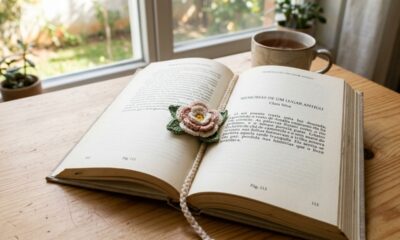 Deixe sua leitura charmosa com esse marcador de flor em crochê