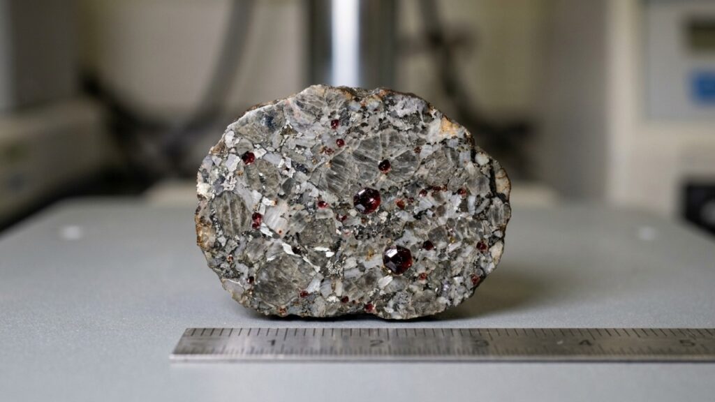 Uma pedra vinda de Marte revelou uma surpresa que deixou os cientistas diante de novas pistas sobre o planeta vermelho