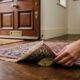 Colocar folha de louro debaixo do tapete antes de dormir: para que serve e por que tanta gente faz recomenda