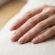 A cor de esmalte que combina com tudo e continua elegante em qualquer idade
