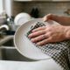 Qual o melhor pano de prato para secar louça: algodão, microfibra ou saco alvejado?