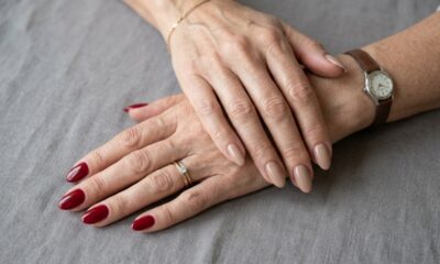 Unhas elegantes após os 50: 7 cores clássicas que nunca saem de moda