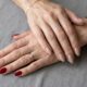 Unhas elegantes após os 50: 7 cores clássicas que nunca saem de moda