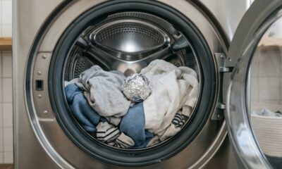 Colocar uma bola de papel-alumínio na máquina de lavar: para que serve e o que acontece com as roupas