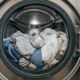 Colocar uma bola de papel-alumínio na máquina de lavar: para que serve e o que acontece com as roupas