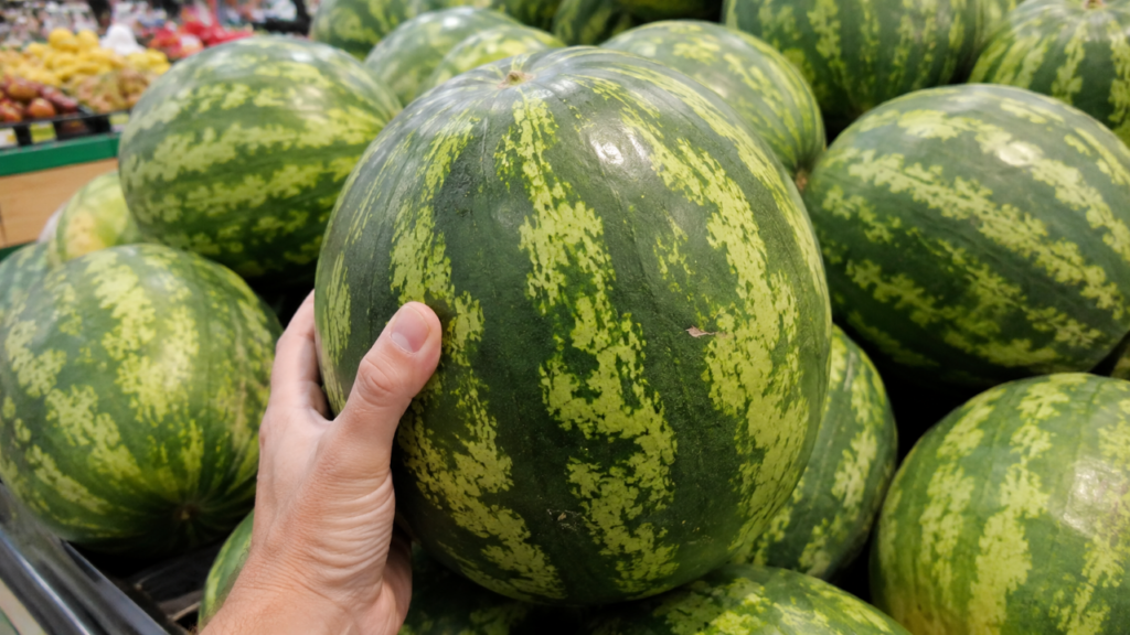 Como escolher melancia doce e suculenta sem cair no erro que estraga o sabor