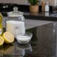 Misturar detergente, limão e sal por que essa receita continua tão popular na limpeza