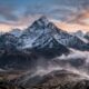 O significado do provérbio tibetano: "A montanha não se inclina ao vento, mas também não o impede de passar." Uma lição sobre calma diante das dificuldades