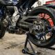 Como limpar e lubrificar corretamente a corrente da moto? Ajuda a evitar reparos mais caros e melhorar o desempenho