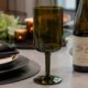 Não jogue fora garrafas de vinho vazias, você pode criar taças de luxo em 3 passos simples