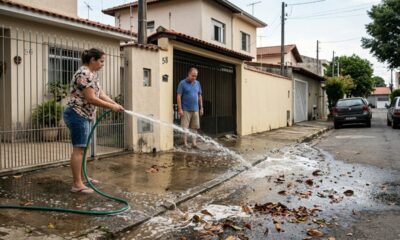 Vizinha lava a calçada como de costume, mas atitude simples acaba virando conflito após reclamações de vizinhos