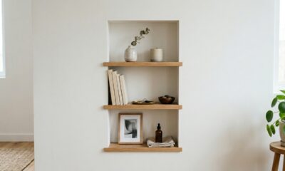 Decoração funcional com nicho simples ajuda a organizar objetos sem usar móveis grandes