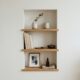 Decoração funcional com nicho simples ajuda a organizar objetos sem usar móveis grandes