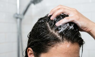 Como aplicar shampoo em cabelos oleosos para remover o máximo de oleosidade, segundo um especialista em química cosmética