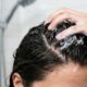 Como aplicar shampoo em cabelos oleosos para remover o máximo de oleosidade, segundo um especialista em química cosmética