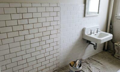 Como renovar banheiro trocando apenas o rejunte escurecido entre os azulejos antigos