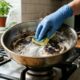 Como limpar e restaurar uma panela queimada sem arranhá-la