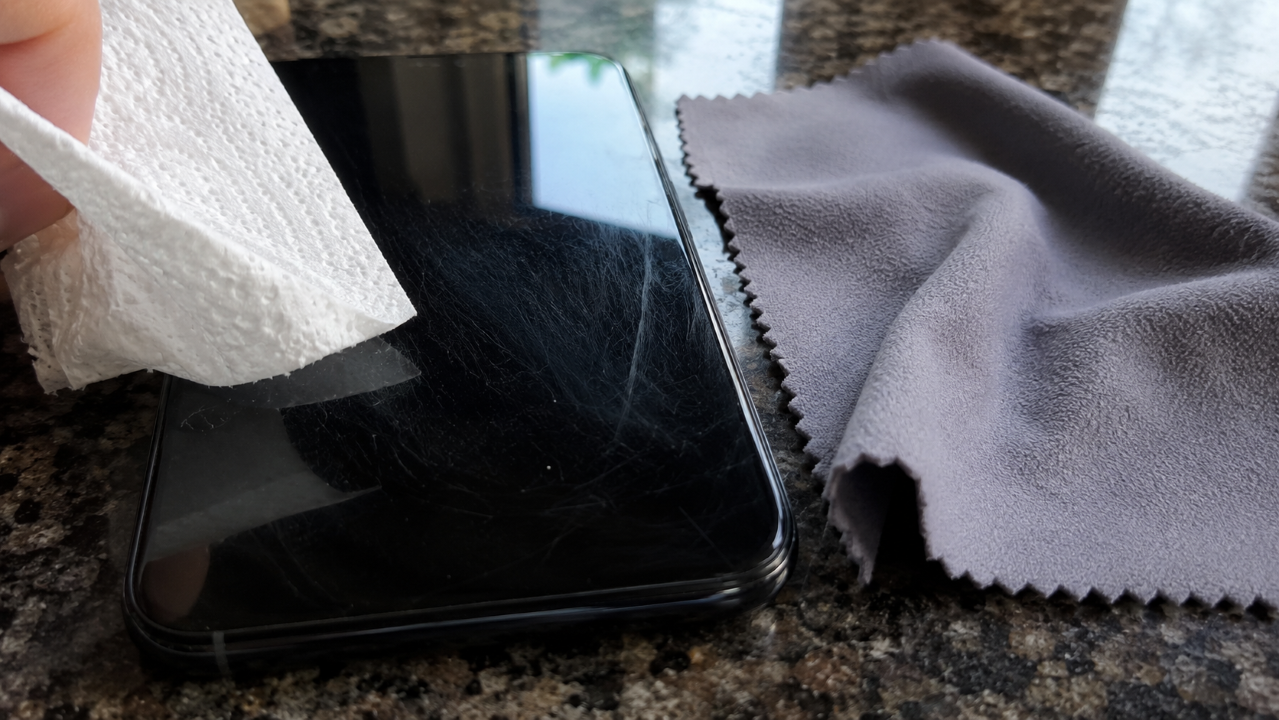 O que não limpar com papel-toalha: o erro comum que pode estar estragando seus objetos