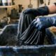 Como recuperar a cor de uma peça de roupa manchada por água sanitária usando um truque simples