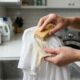 Não jogue fora a roupa amarelada de suor: quatro soluções caseiras e baratas que ajudam a salvar a peça em apenas 30 minutos