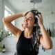 O que acontece quando você lava o cabelo todos os dias? Veja os benefícios e os cuidados
