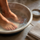 Pés cansados no fim do dia? O banho com sal e bicarbonato pode virar seu ritual simples de pausa