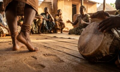 Provérbio hausa do dia: "Quando a música muda, a dança também muda." Uma reflexão sobre ouvir a vida e se adaptar
