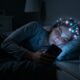 3 hábitos noturnos comuns podem estar envelhecendo seu cérebro mais rápido, segundo a psicologia