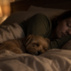 A psicologia diz que as pessoas que dormem com seus animais de estimação muitas vezes priorizam essa necessidade emocional