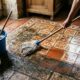 A mistura caseira que deixa o piso velho e encardido brilhando como novo