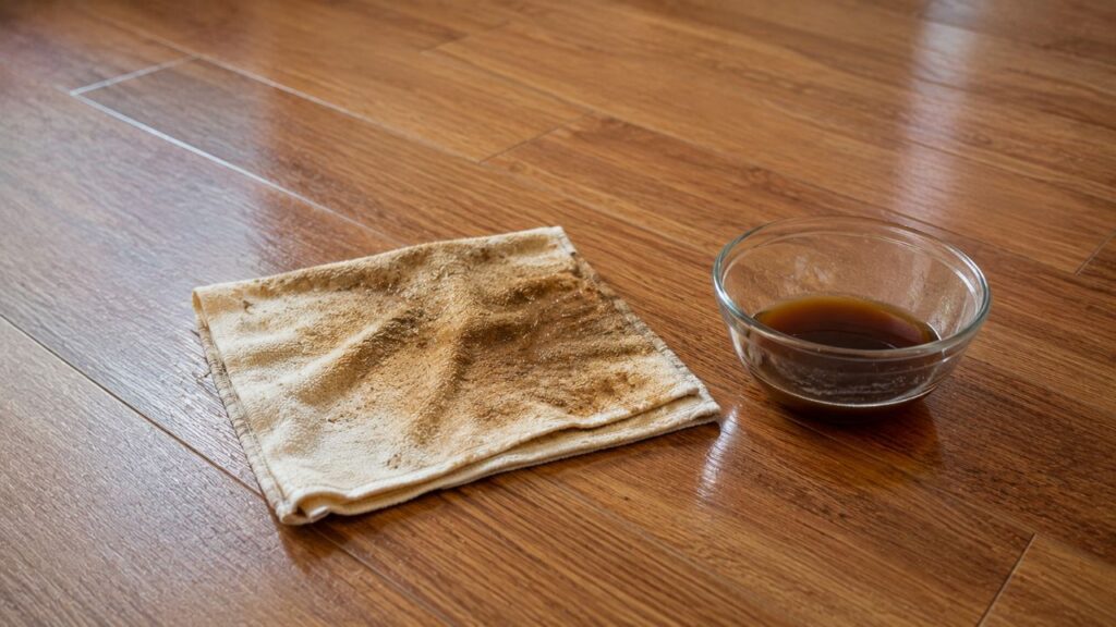 Especialistas concordam: quais são os benefícios de limpar pisos de madeira com chá preto, uma tendência que vem da Europa?