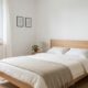 Cabeceira simples pode renovar o quarto com pouco material e sem precisar de reforma