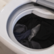 O truque do saco plástico na máquina de lavar que pouca gente entende e pode salvar suas roupas
